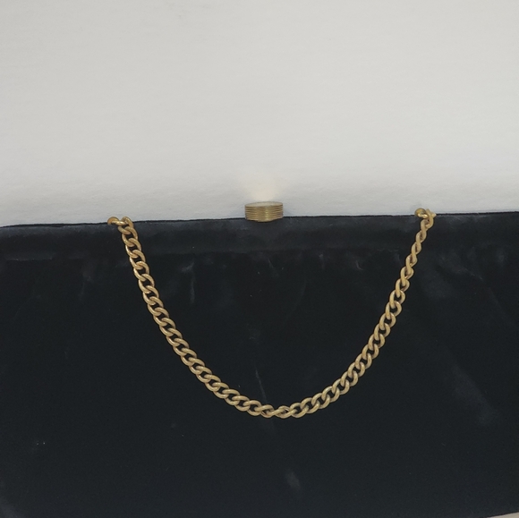 VINTAGE 1950s BLACK VELVET EVENING CLUTCH WITH OPTIONAL CHAIN HANDLE INSIDE. - Picture 2 of 8